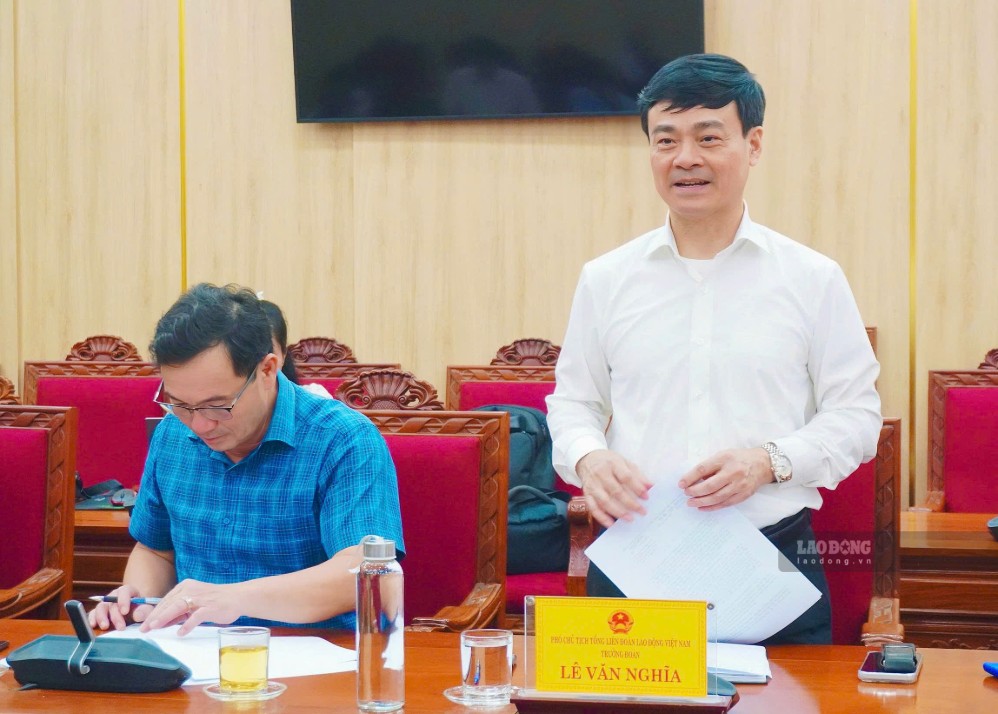 Mr. Le Van Nghia - Vice President of the Vietnam General Confederation of Labor - spoke at a working session with leaders of Quang Ngai Provincial People's Committee on September 8. Photo: Vien Nguyen