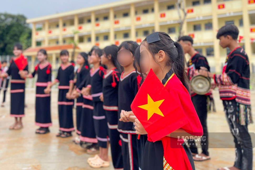 Border students of Ia Puch commune (Gia Lai) in traditional costumes attend the opening ceremony of the 2026-2027 school year at the new school. Photo: Hoai Phuong