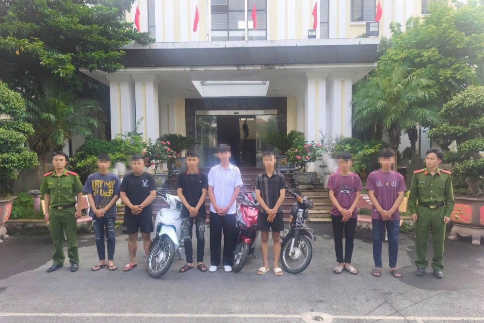 Công an xã Sông Mã triệu tập các đối tượng gây rối an ninh trật tự đêm 7.9. Ảnh: Công an tỉnh Sơn La