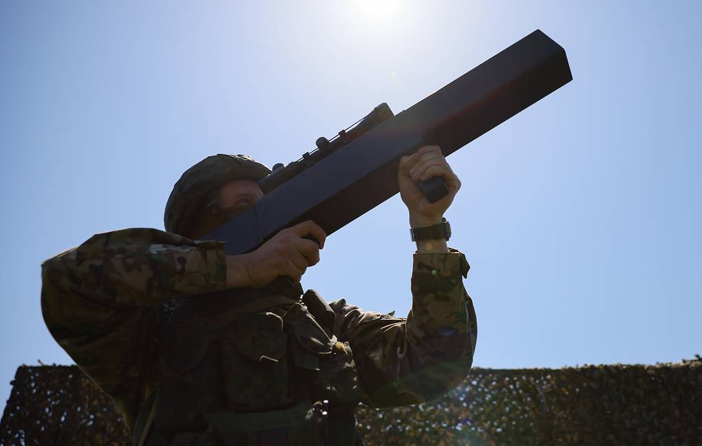 Russian soldiers use specialized equipment to neutralize unmanned aerial vehicles (UAVs). Photo: TASS