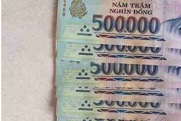 People pick up dropped money in September 2026. Photo: Nha Trang West Ward Police