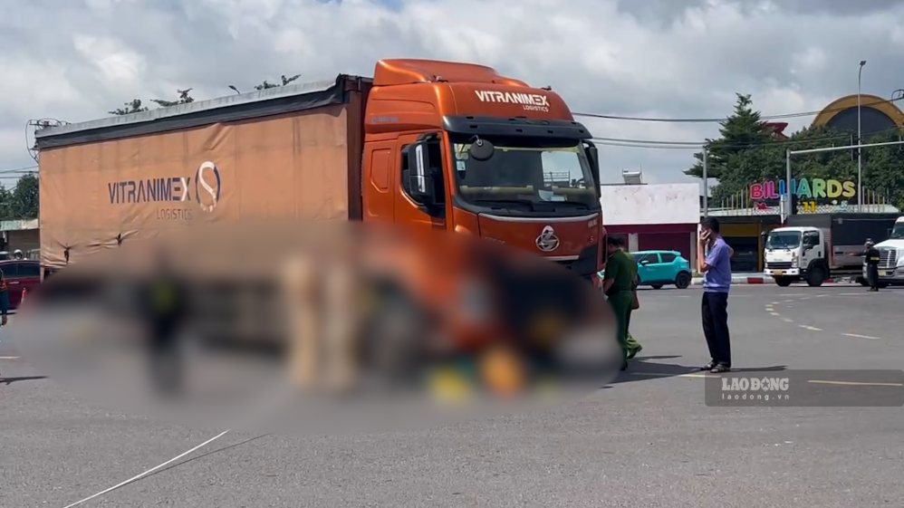 An accident occurred at Gate 11 roundabout in Dong Nai, 3 people died on the spot. Photo: Minh Chau taken on September 8