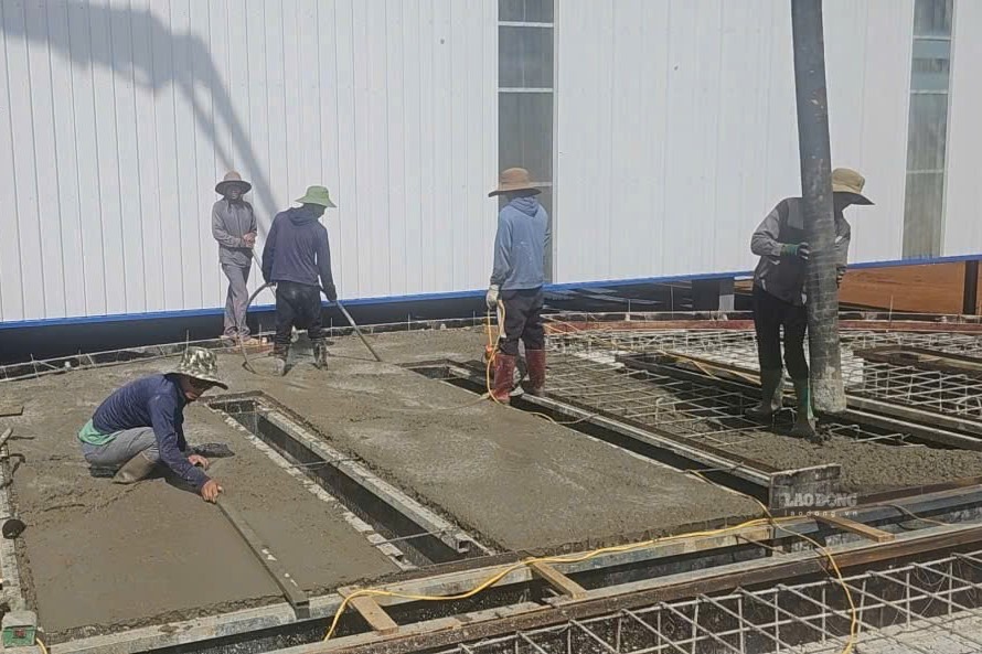 Công nhân đang thi công xây dựng nhà máy sản xuất thức ăn chăn nuôi và chế biến nông sản Mavin Mai Sơn, xã Chiềng Mung, tỉnh Sơn La. Ảnh: Trường Sơn (chụp ngày 30.8.2026)