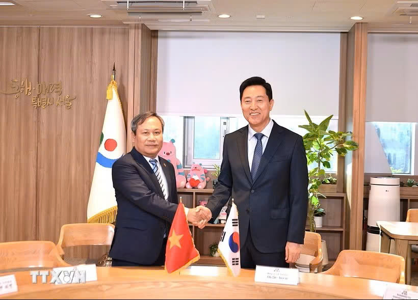 Chairman of Hanoi People's Committee Vu Dai Thang works with Seoul Mayor Oh Se-hoon. Photo: VNA
