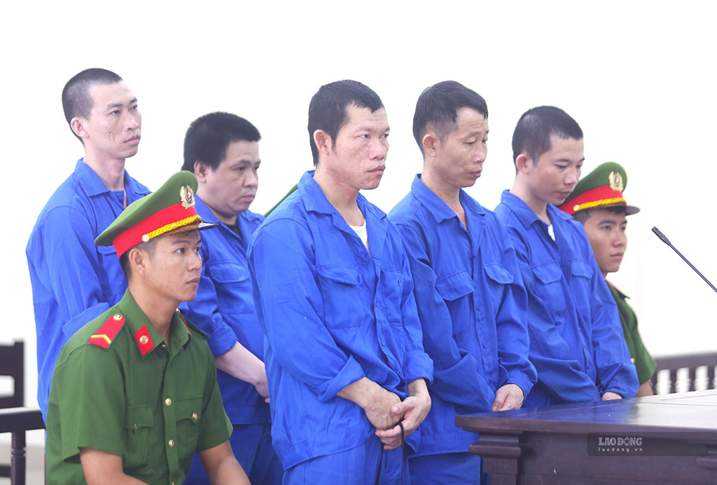 Năm bị cáo trong vụ mang dao, rựa vào vườn cao su chém người tại phiên tòa xét xử ngày 8.9. Ảnh: Huỳnh Du