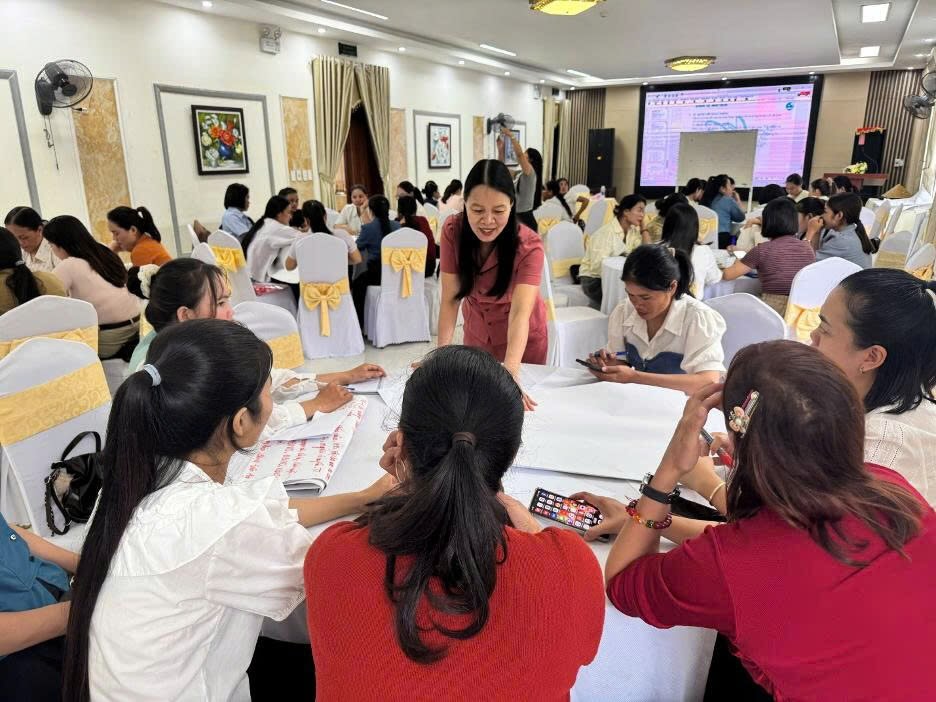 Cán bộ Hội được trang bị kiến thức về cách thức tổ chức Hội nghị đối thoại chính sách. Ảnh: Hội LHPN Quảng Trị