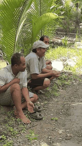 Người dân đồng hành cùng lực lượng chức năng trong hành trình tìm kiếm hài cốt liệt sĩ. Ảnh chụp ngày 8.9.2026 tại xã Đồng Khởi. Ảnh: Hoàng Lộc