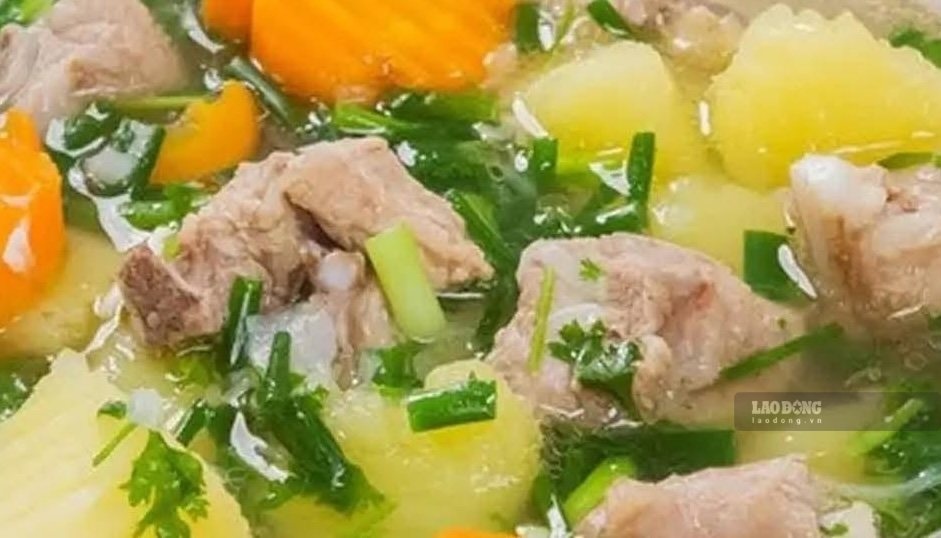 Bone soup with tubers and fruits such as carrots and potatoes can be a reasonable choice for people with joint pain. Photo: Kieu Vu