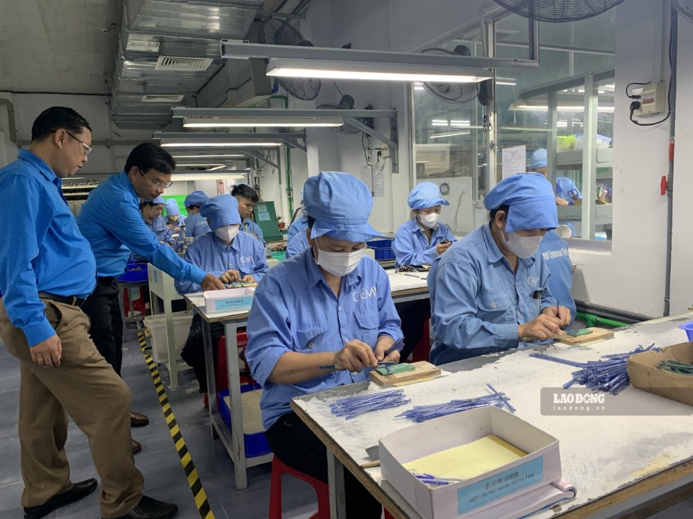 Leaders of Dak Lak Provincial Trade Union visit and encourage the lives of workers. Photo: Kim Chi (taken in May 2026)