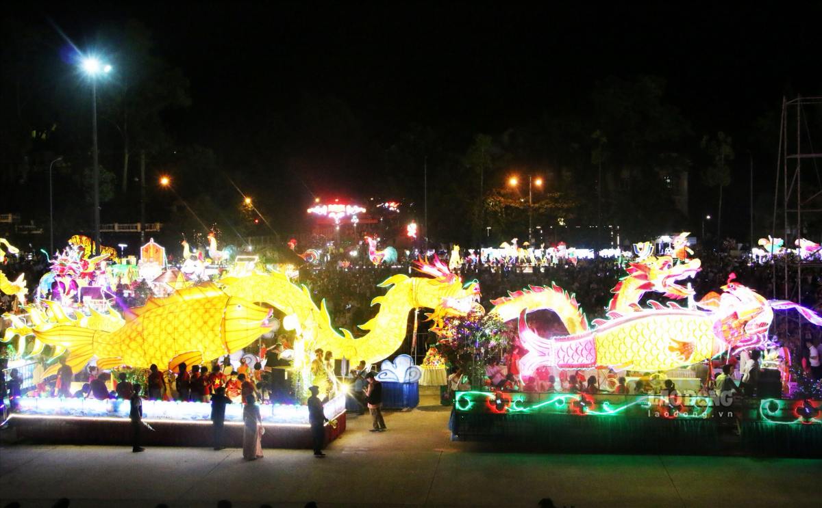 Những mô hình đèn khổng lồ thắp sáng đường phố Tuyên Quang trong mùa lễ hội Trung thu. Ảnh: Nguyễn Tùng.