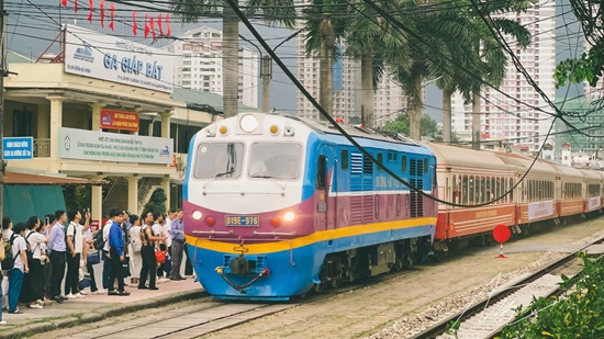 Bach Mai Express train serves more than 500 passengers per trip. Photo: VNR provided