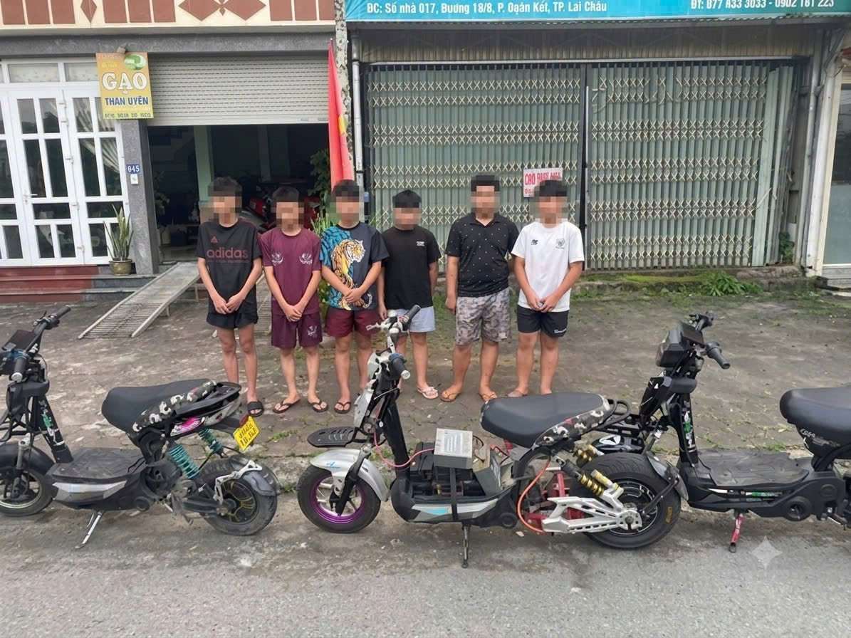 전기 자전거 "튜닝, 개조" 트렌드는 많은 위험을 남기고 교통 사고 위험을 내포하고 있습니다. 9월 8일 라이쩌우 공안 팬페이지에 게시된 사진