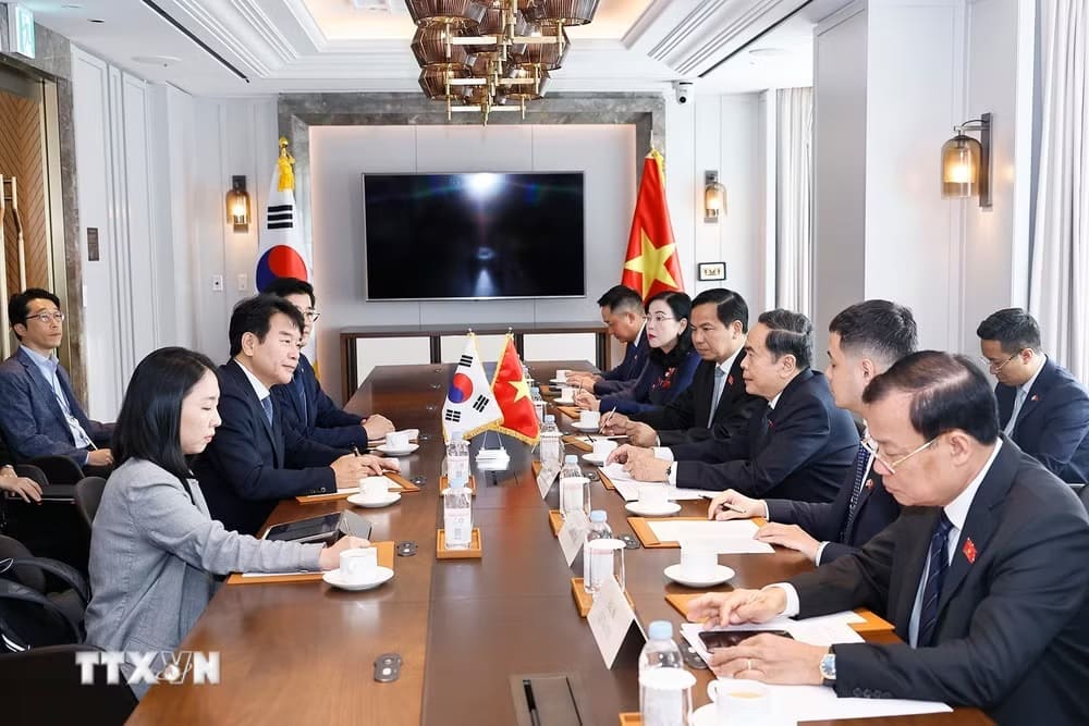 Ủy viên Bộ Chính trị, Chủ tịch Quốc hội Trần Thanh Mẫn tiếp Chủ tịch Nhóm Nghị sĩ Hữu nghị Hàn Quốc - Việt Nam Moon Jin Seok. Ảnh: Doãn Tấn/TTXVN