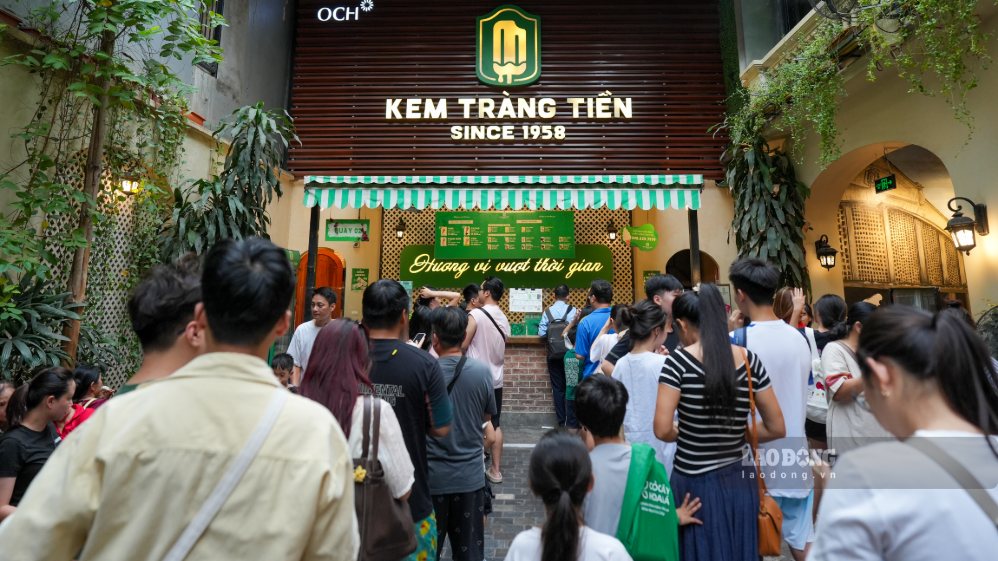 Người dân và du khách xếp hàng mua kem. Ảnh: Sóng Hữu
