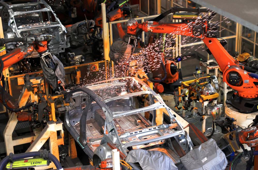 German automaker Volkswagen has agreed on a plan to sell one of its factories and convert this facility into a military weapons production center. In the photo: Inside a Volkswagen car factory, January 2026. Photo: AFP