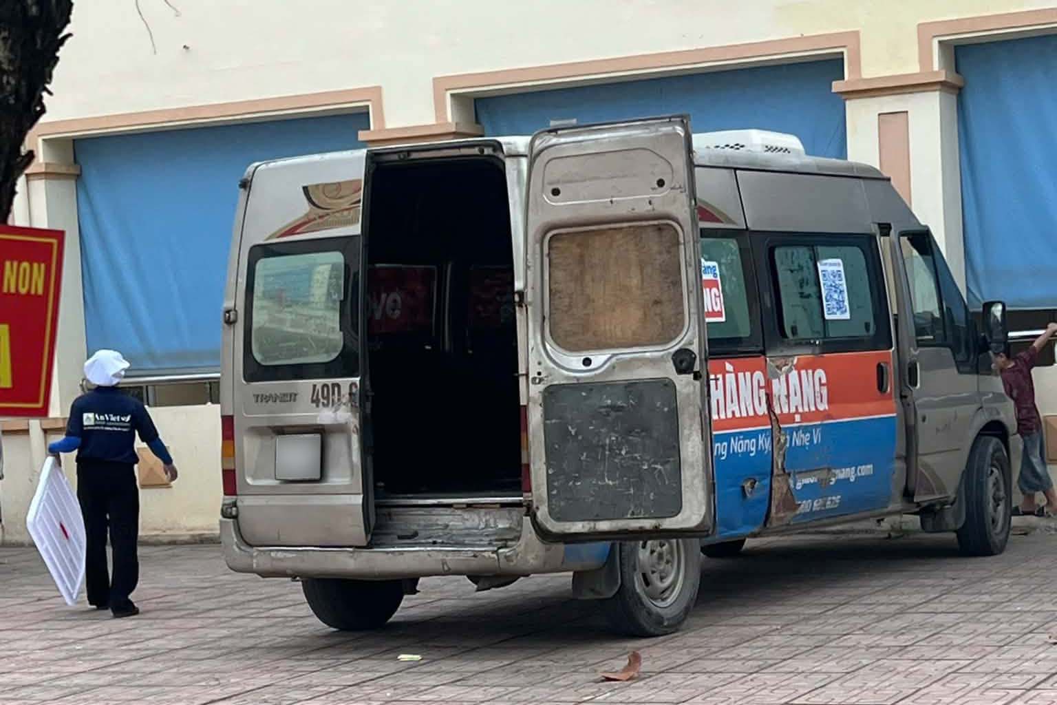 Truck transporting semi-boarding meals to Kim Bai Elementary School (Thanh Oai commune, Hanoi), September 8th. Photo: Parent provided