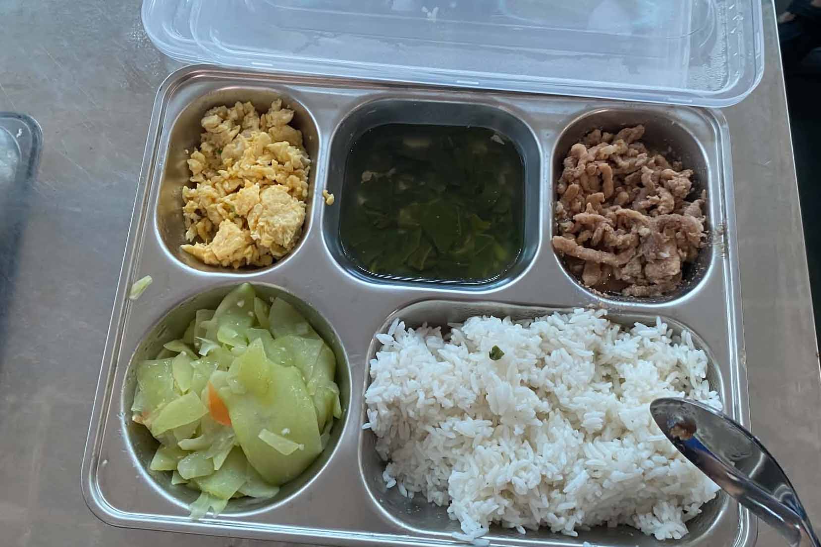 Suất ăn bán trú tại Trường Tiểu học Thanh Oai, trưa 8.9. Ảnh: Phụ huynh cung cấp 