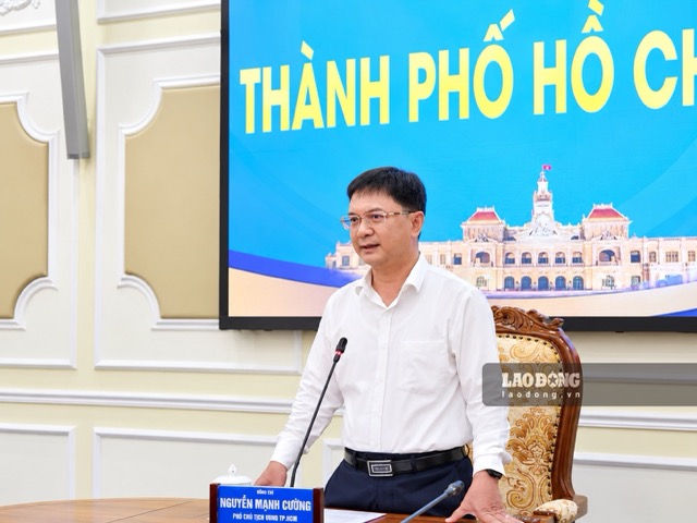 Ông Nguyễn Mạnh Cường, Phó Chủ tịch UBND TPHCM họp với ngành y tế và các đơn vị liên quan về chương trình khám sức khỏe toàn dân. Ảnh: Nguyễn Ly