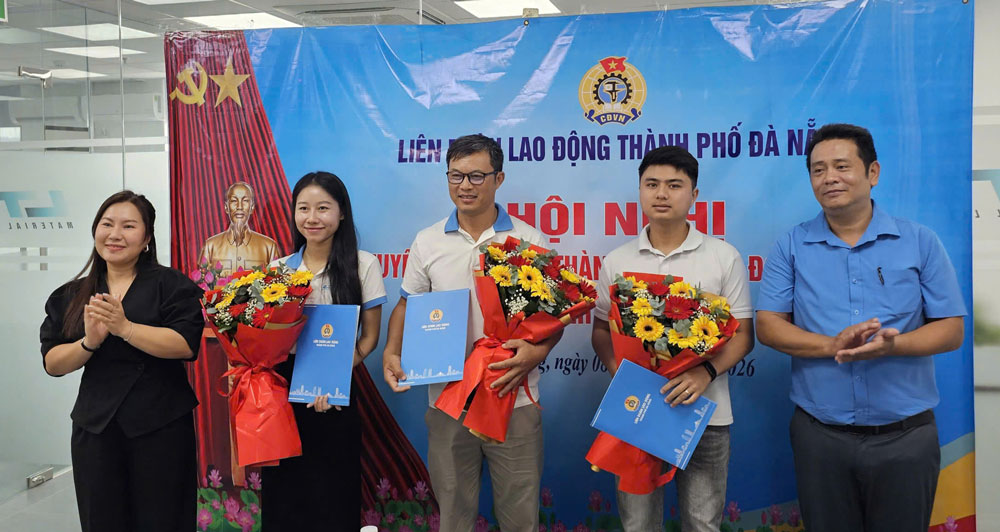 Da Nang City Labor Federation announced the decision to establish the grassroots trade union of Material Fab Co., Ltd. with 21 union members. Photo: Da Nang Trade Union