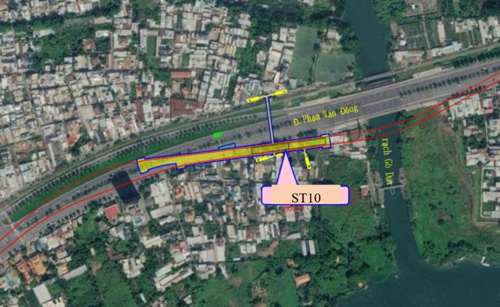 Ga ST10 (Ga cầu Gò Dưa) nằm phía Tây nút giao Phạm Văn Đồng - rạch Gò Dưa, bố trí dọc đường Phạm Văn Đồng theo hướng Đông - Tây.