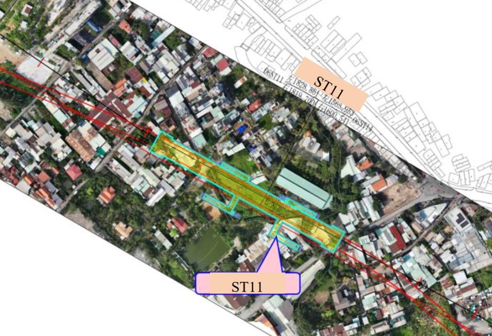 Ga ST11 (Ga Linh Đông) nằm phía Bắc bãi container trên đường số 2. 