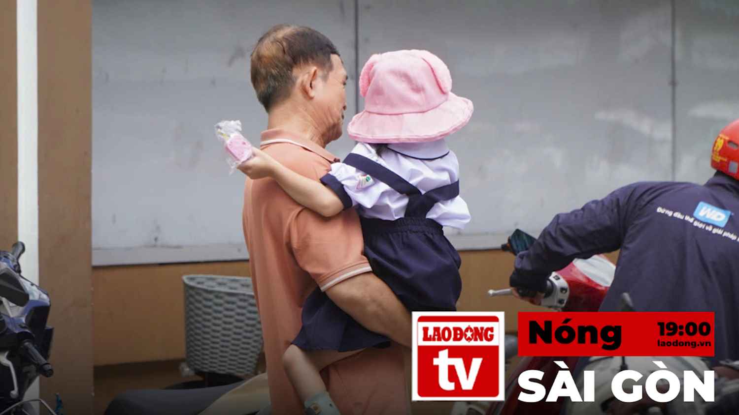 Saigon Hot News: Parents pick up and drop off children 4 times/day because the school does not have semi-boarding