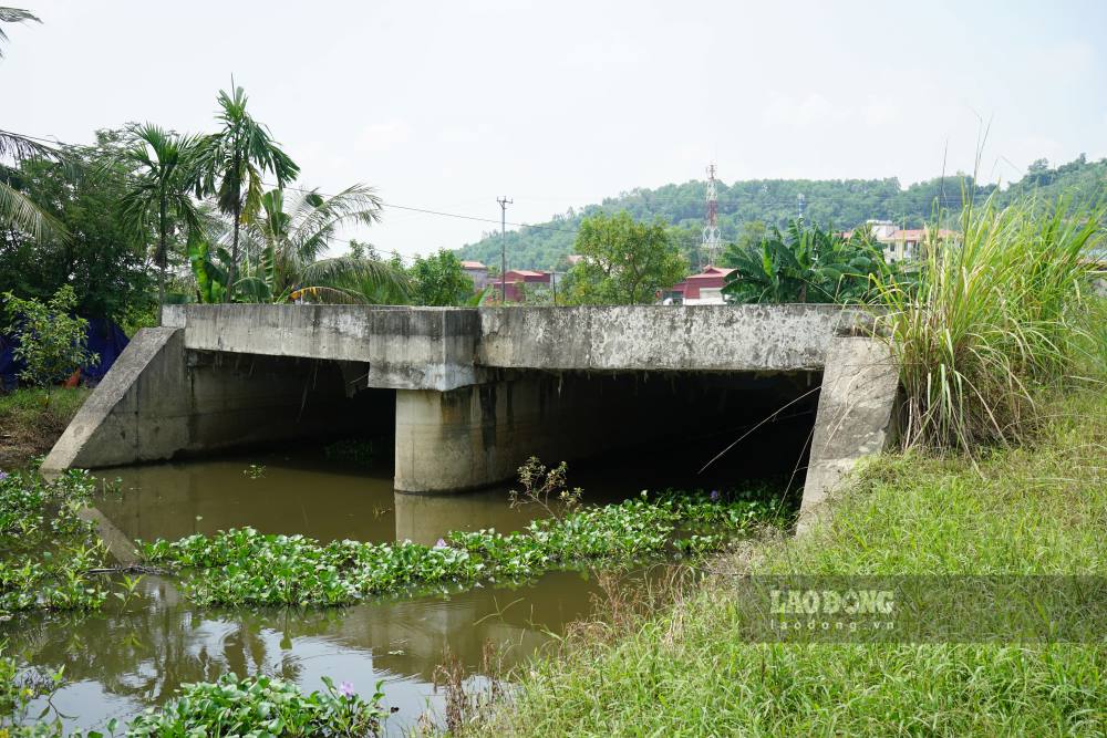 Một số cầu cống thi công dang dở rồi dừng lại. Ảnh: Quách Du