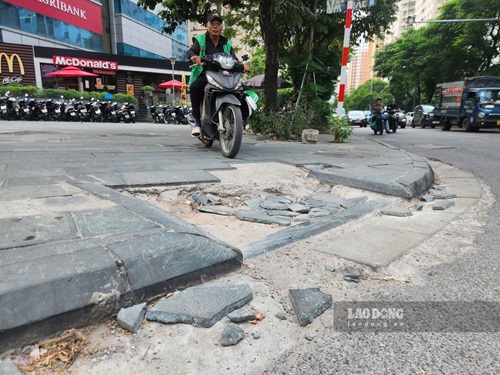 Vỉa hè Lê Văn Lương nhanh xuống cấp, xe vẫn leo vỉa hè. Ảnh: Minh Hạnh chụp ngày 8.9.2026.