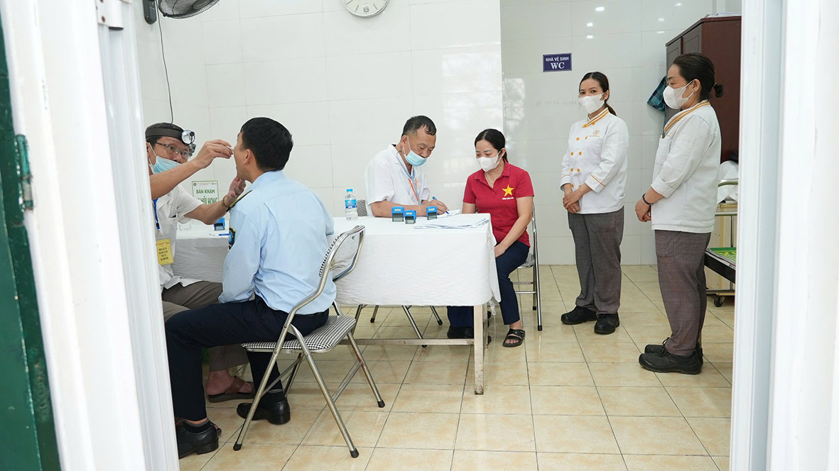 Người lao động được khám sức khỏe định kỳ. Ảnh: Công ty May 10