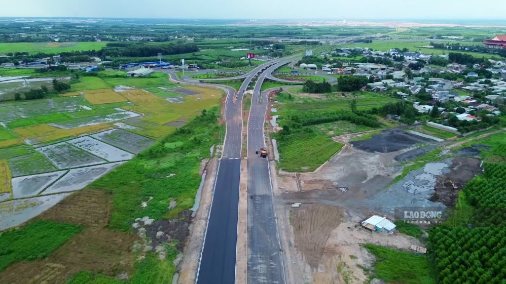công nhân cùng xe máy thiết bị đang tăng tốc từ sáng đến đêm để mở tuyến đường 25C kết nối trực tiếp với đường T1 vào sân bay Long Thành (Đồng Nai).