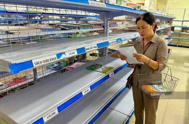 Phụ huynh Đà Nẵng chật vật “săn tìm” từng cuốn sách giáo khoa cho con. Ảnh: Nguyễn Hoàng