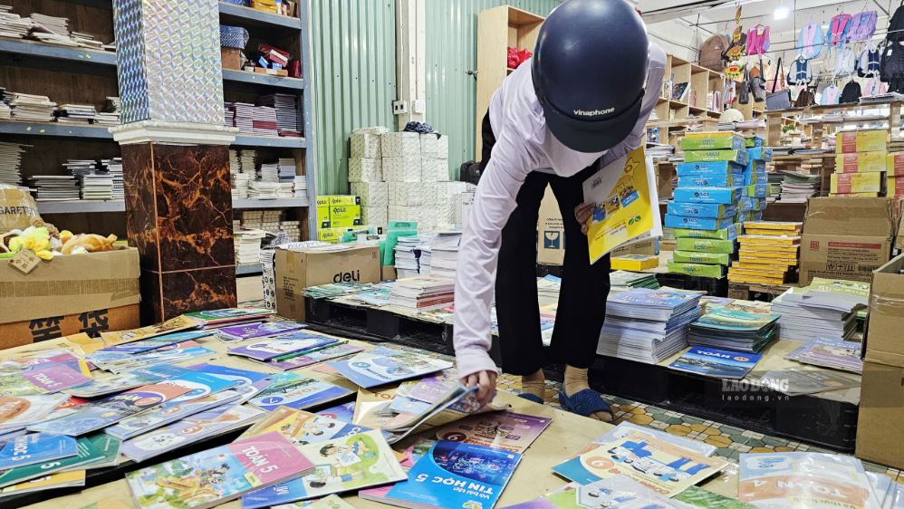 Da Nang parents "run wild" to buy each individual book for their children, due to book scarcity. Photo: Hoang Bin taken on September 4