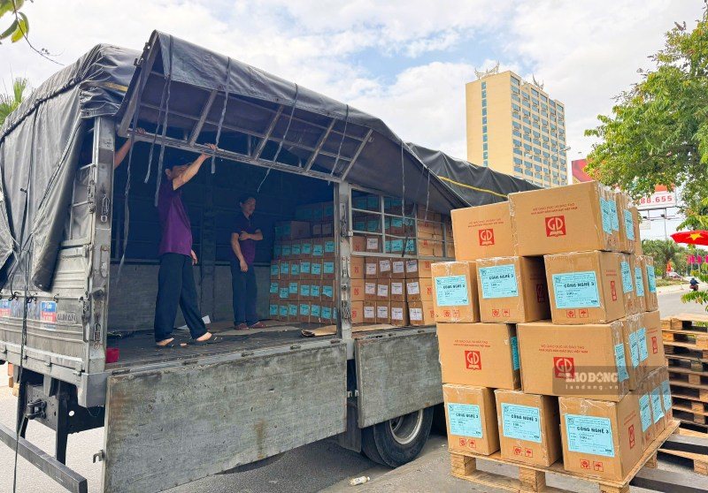 6 nhà máy in tại miền Trung khẩn trường in bổ sung hàng triệu bản sách, cung ứng cho thị trường từ nay đến 16.9. Ảnh: Hoàng Bin