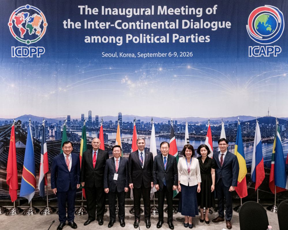 Member of the Party Central Committee, Deputy Head of the Central Propaganda Department Tran Thanh Lam - Head of the Delegation of the Communist Party of Vietnam (3rd from the left) takes a photo with the Presidium of the first Intercontinental Dialogue Conference between political parties in Korea. Photo: Ministry of Foreign Affairs