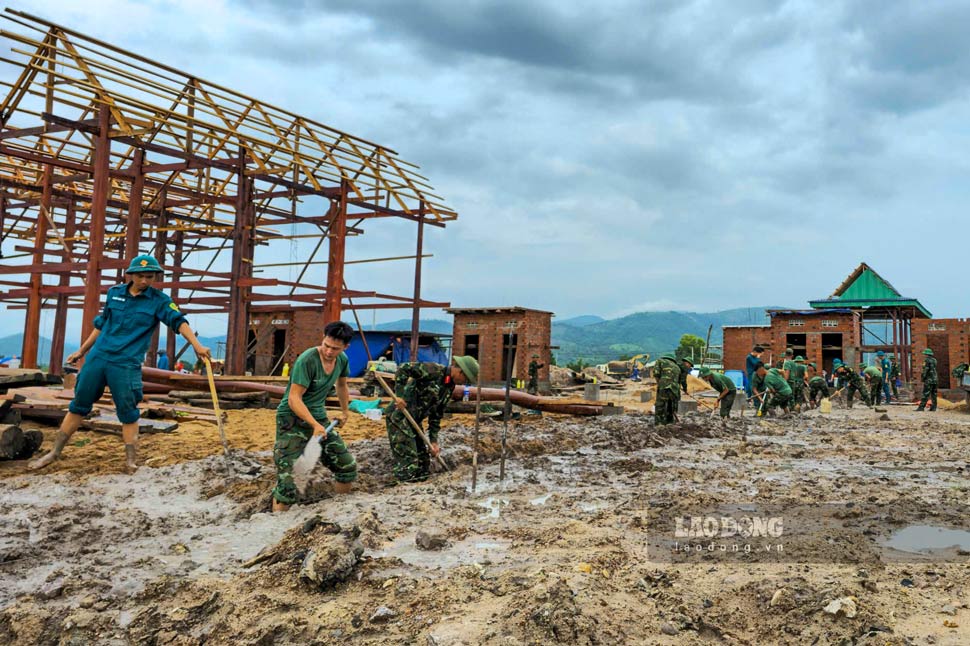 Officers and soldiers of the Gia Lai Provincial Military Command support building houses for people in Bon Ju, Ia Tul commune. Photo: Viet Nguyen (taken on September 4)