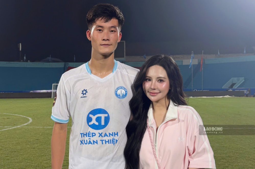 Thu Truc - player Tran Ngoc Son's wife attracts attention with her youthful appearance and feminine style. Photo: Thanh Vu (taken in September 2026)