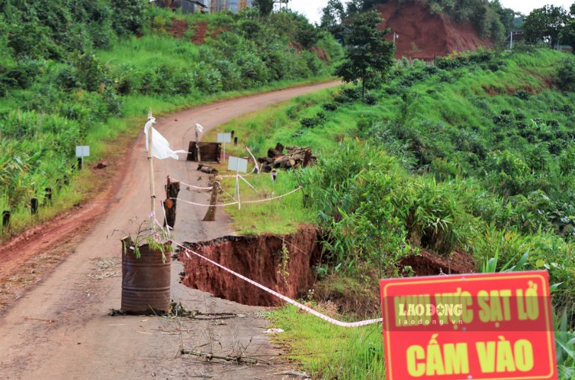 Recorded on September 7, landslides on the road through S'Re U residential group (Bac Gia Nghia ward) are tending to spread. Photo: Phuc Khanh