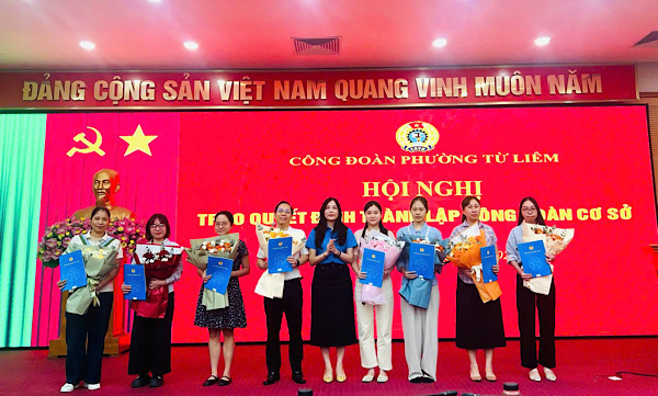 Hội nghị công bố thành lập các công đoàn cơ sở của Công đoàn phường Từ Liêm. Ảnh: Ngọc Ánh
