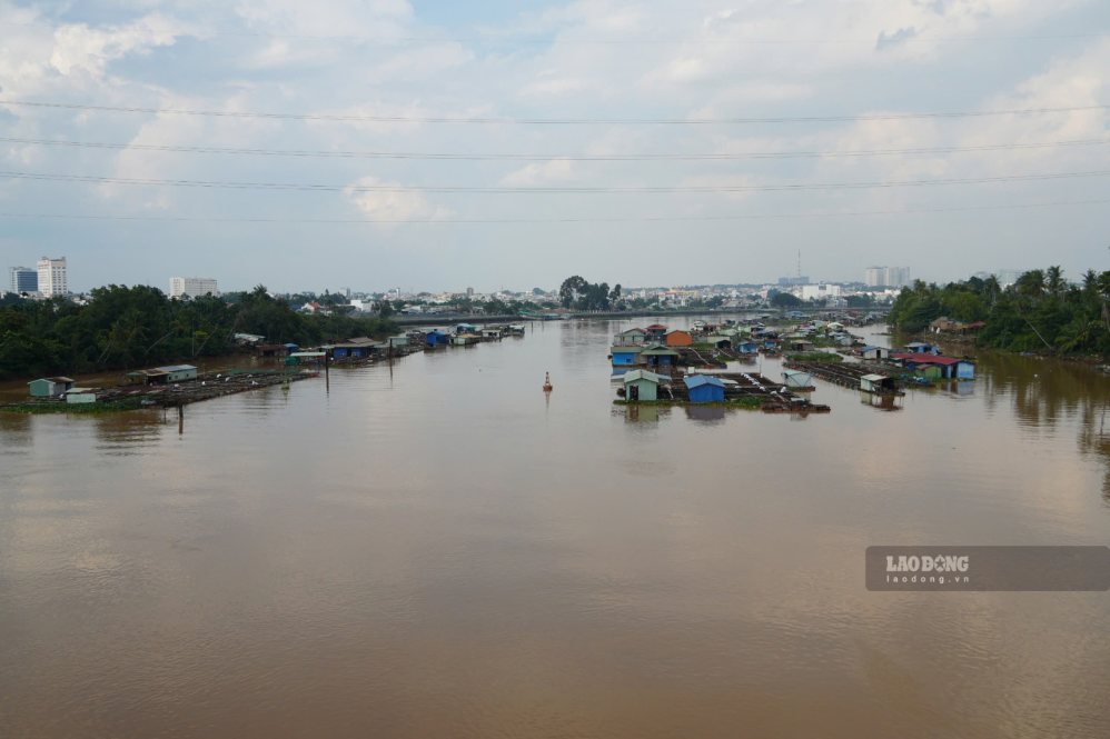 Đồng thời, ảnh hưởng đến mỹ quan đô thị, cảnh quan ven sông và khả năng lưu thông dòng chảy, giao thông thủy nội địa. Ảnh: HAC