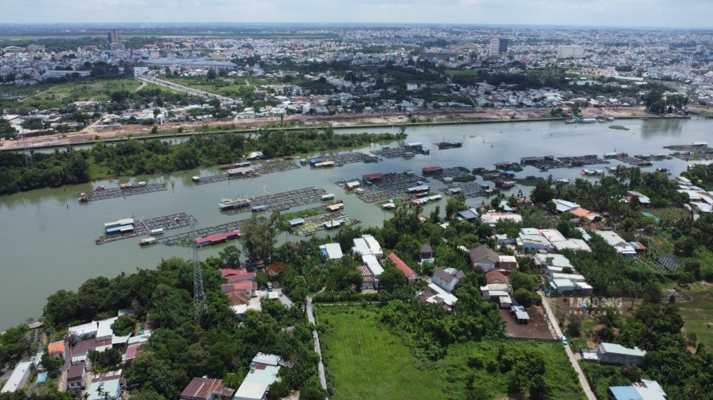 TP Đồng Nai đang xây dựng chính sách hỗ trợ trực tiếp cho các hộ gia đình, cá nhân nuôi thủy sản lồng, bè; hộ gia đình, cá nhân ở trên bè trên các tuyến sông thuộc phường Trấn Biên và phường Long Hưng. Ảnh: HAC