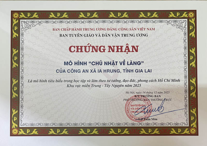 Giấy chứng nhận Mô hình “Chủ nhật về làng” của Công an xã Ia Hrung. Ảnh: Cổng TTĐT tỉnh Gia Lai