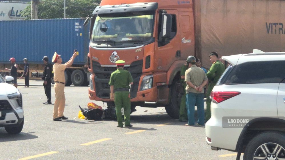 Scene of a traffic accident that killed 3 people at Gate 11 roundabout, Dong Nai City on the morning of September 8. Photo: Ha Anh Chien