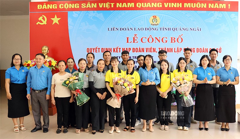 Các đại biểu trao hoa và Quyết định công nhận Ban Chấp hành Công đoàn cơ sở Công ty TNHH Hằng Thuận Tây Nguyên. Ảnh: Quốc Chinh