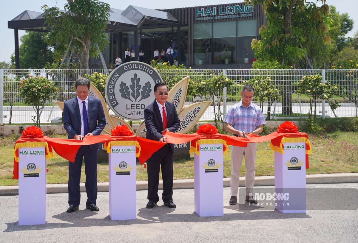 Các đại biểu cắt băng khánh thành biển chứng nhận LEED Platinum tại KCN Hải Long ngày 8.9. Ảnh: Lương Hà