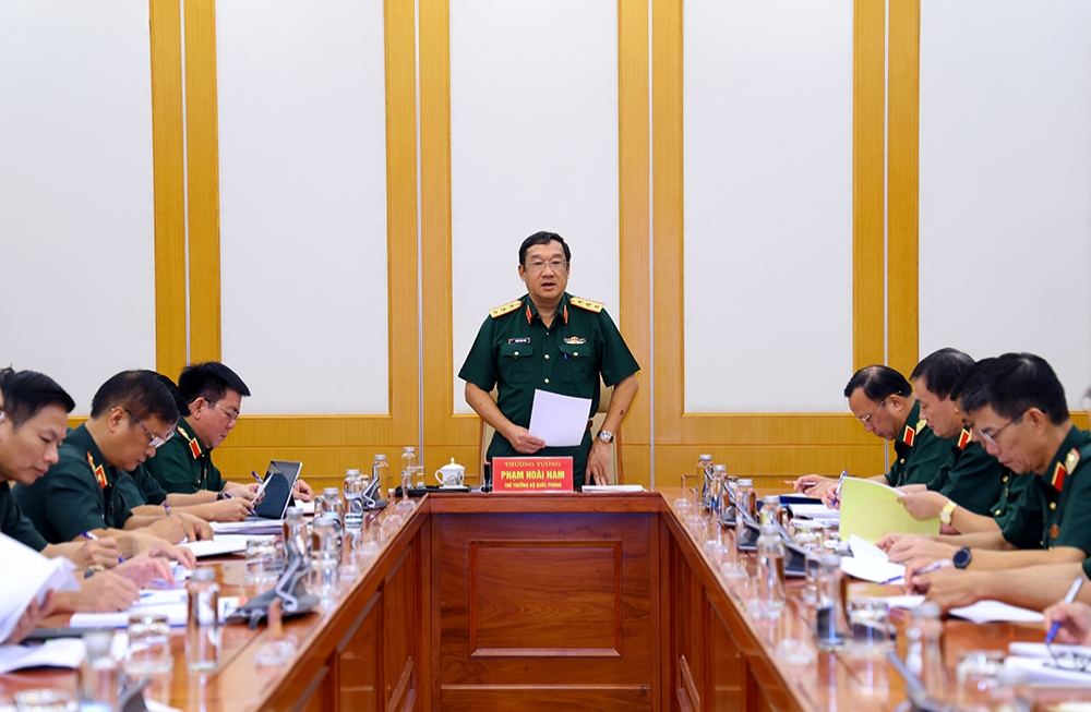 Senior Lieutenant General Pham Hoai Nam, Member of the Party Central Committee, Member of the Standing Committee of the Central Military Commission, Deputy Minister of National Defense chaired a working session with a number of agencies and units on the direction of research, manufacture, and production of main battle tanks. Photo: Portal of the Ministry of National Defense