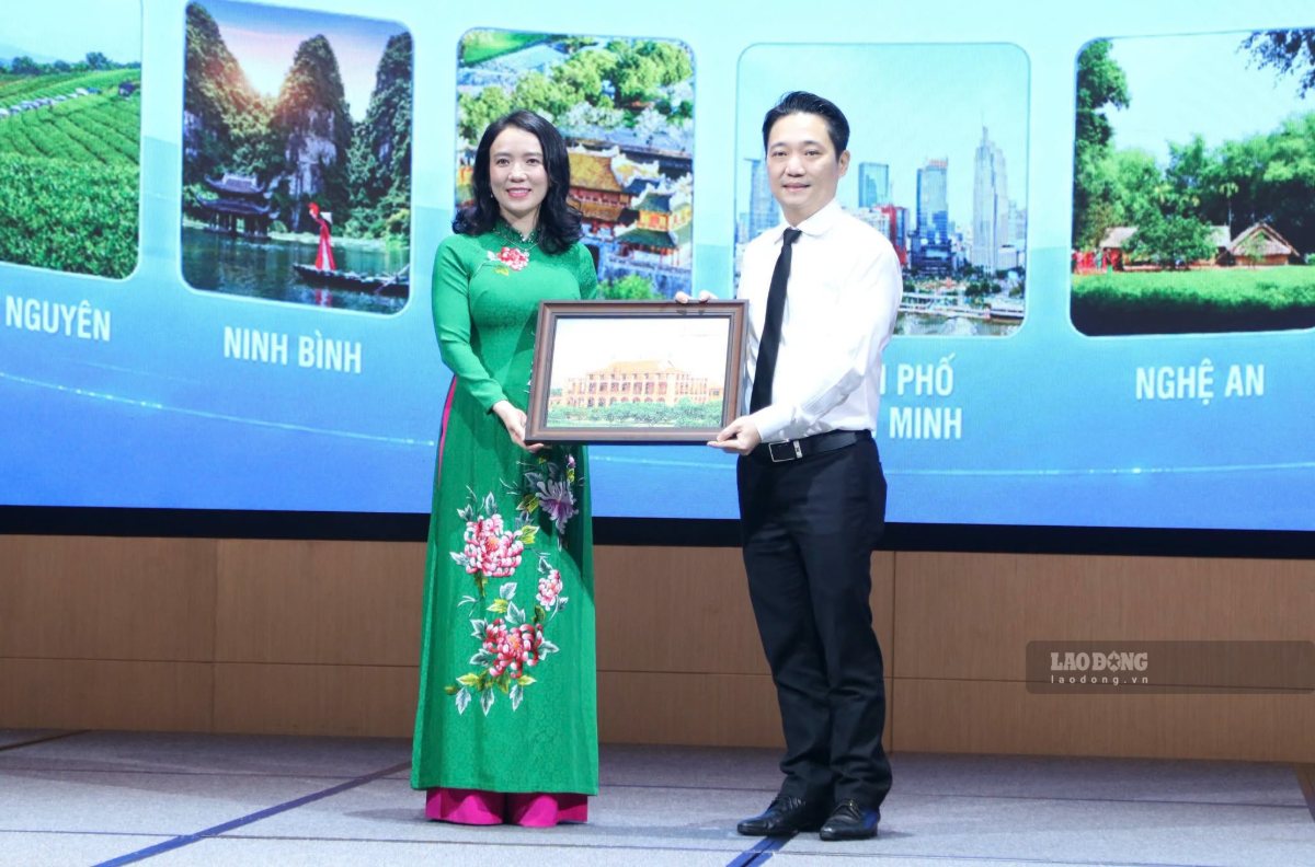Đại diện các đơn vị trao quà lưu niệm, tăng cường giao lưu và kết nối hợp tác du lịch. Ảnh: Duy Chương