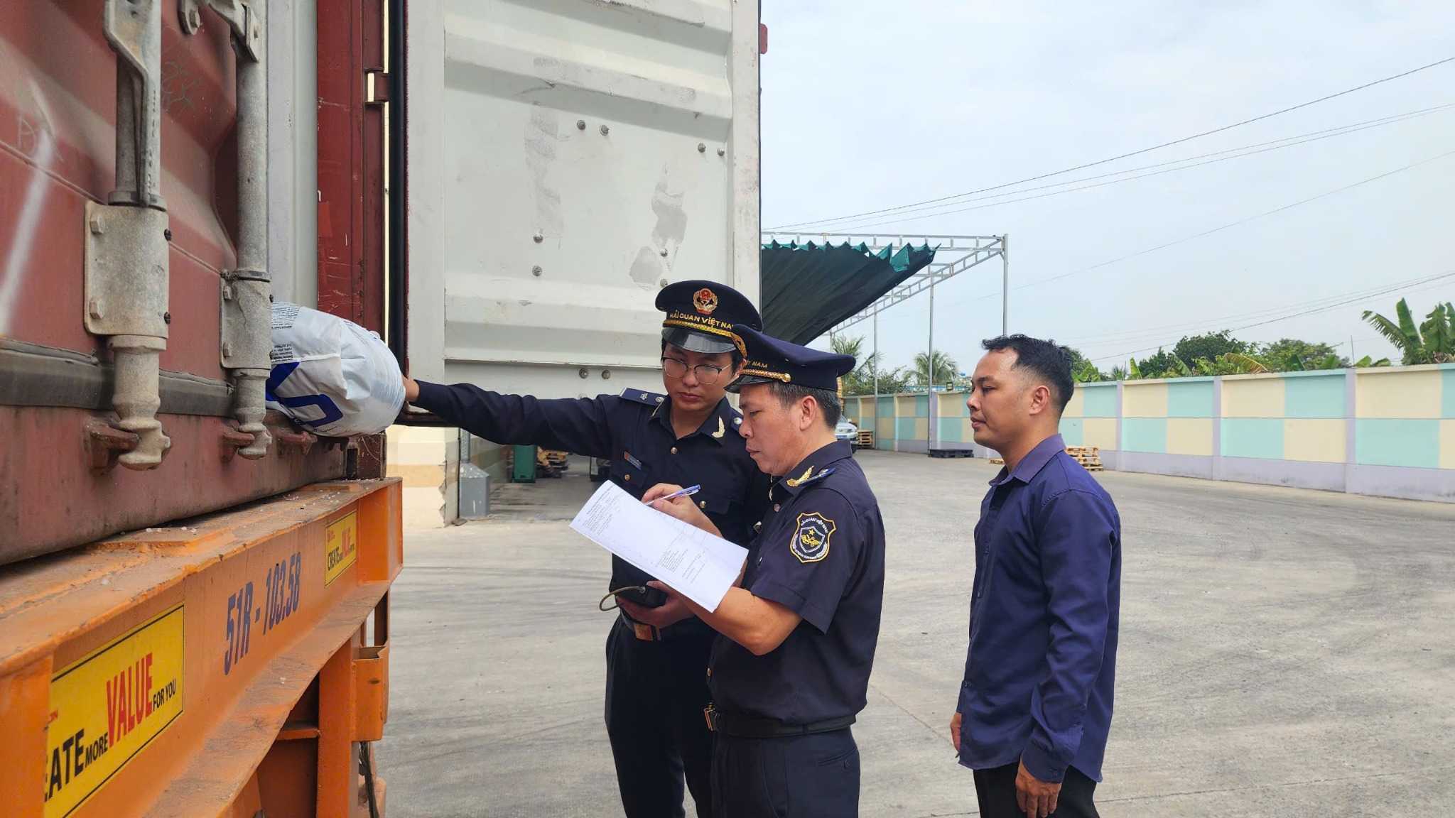 The Ministry of Finance proposes to reduce the export and import tax exemption threshold for small value goods. Photo: Customs Department