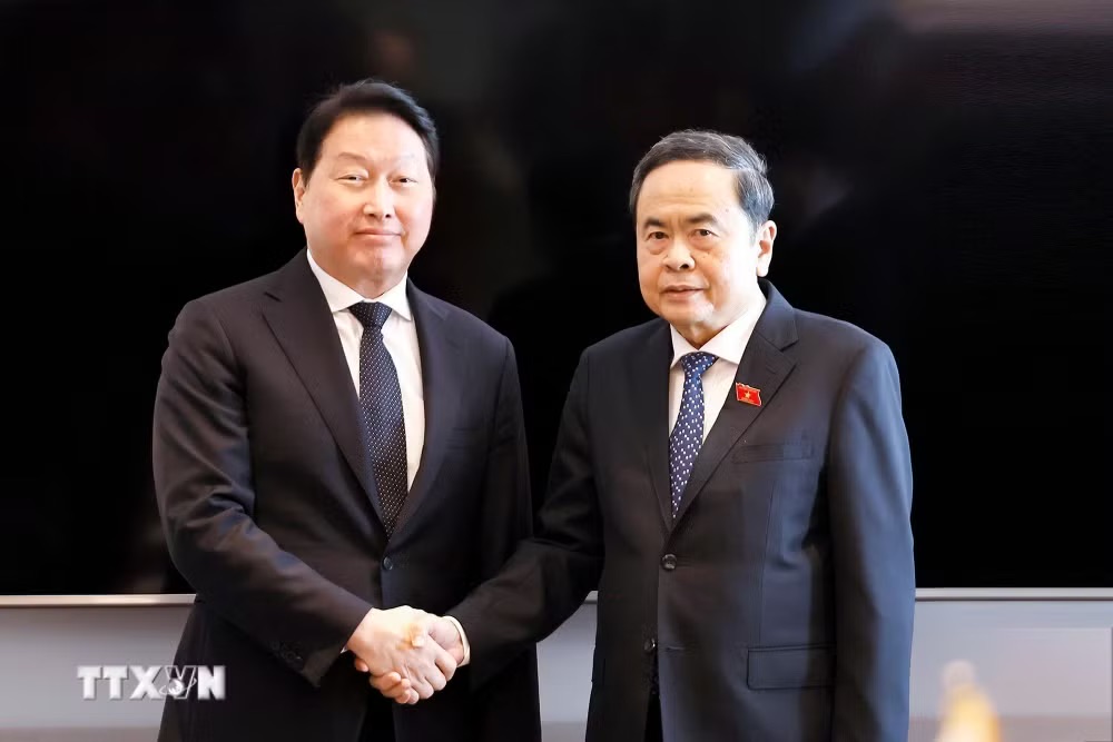 Politburo member, National Assembly Chairman Tran Thanh Man received Mr. Chey Tae Won, Chairman of SK Group (Korea) on the afternoon of September 8 and highly appreciated the group's effective and practical contributions to the economic cooperation picture between Vietnam and Korea. Photo: Doan Tan/VNA