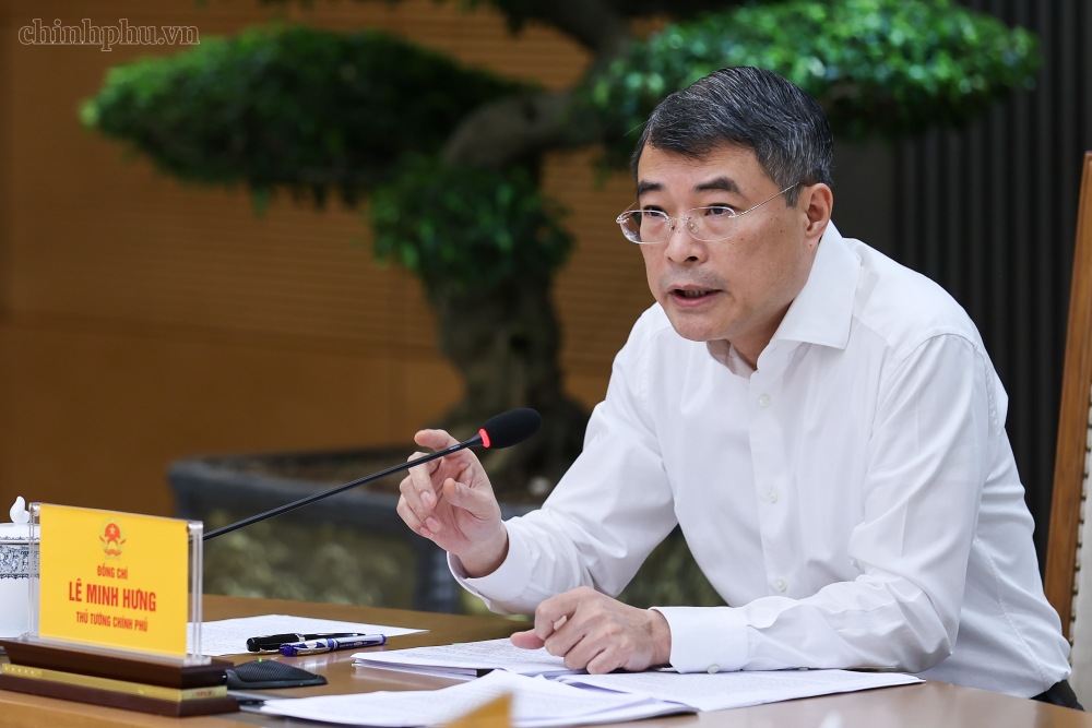 Politburo member, Prime Minister Le Minh Hung requested strict control of cost from the source for medicines and medical equipment at the meeting on September 8. Photo: chinhphu. vn/Nhat Bac