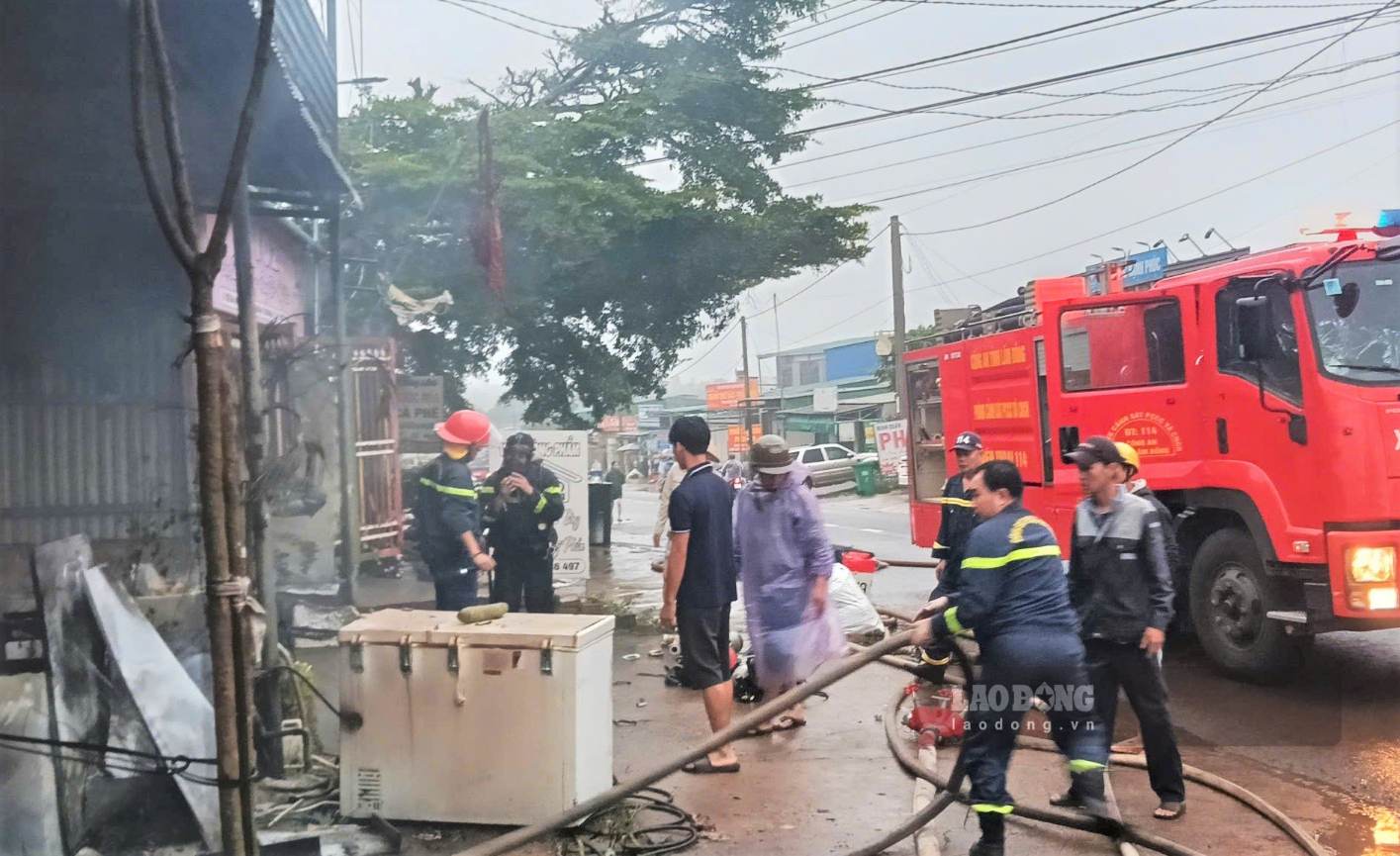 Lực lượng chức năng có mặt dập lửa khống chế vụ cháy. Ảnh: Phúc Khánh